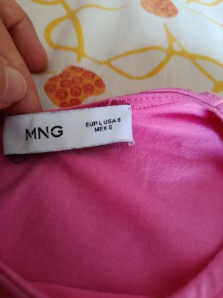 Vestido rosa con mangas de volantes
