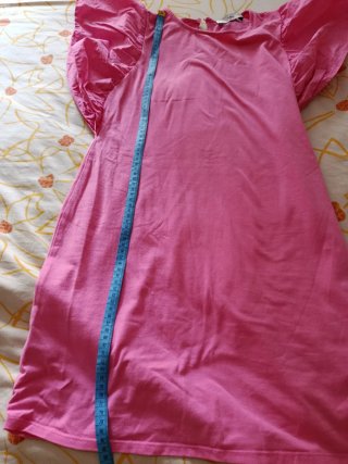 Vestido rosa con mangas de volantes