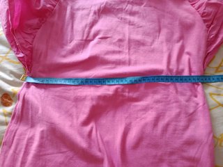 Vestido rosa con mangas de volantes