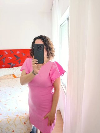 Vestido rosa con mangas de volantes