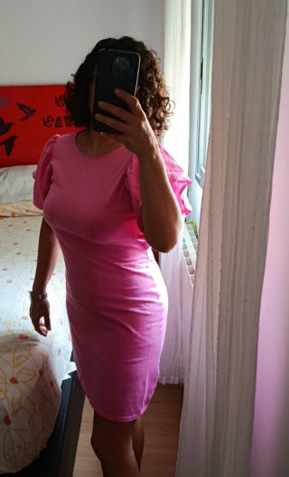 Vestido rosa con mangas de volantes