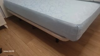 Escritorio, silla, estante,sinfonier y cama.
