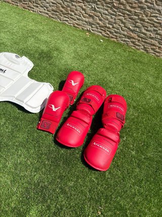 CONJUNTO COMPLETO DE PROTECCIONES DE KUMITE