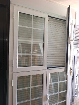 Ventana balconera aluminio blanca