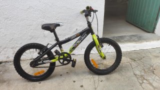 Bicicleta infantil negra y verde