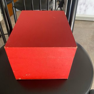 Caja antigua acolchada roja.