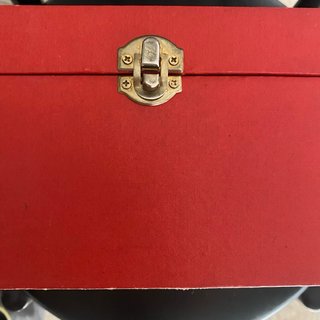 Caja antigua acolchada roja.