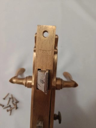Cerradura Latón AZBE con manilla y tornillos