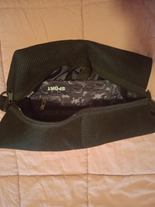 Mochila negra con cremallera