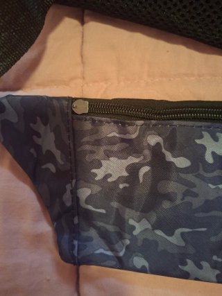 Mochila negra con cremallera