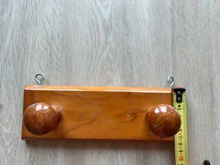Colgador de madera con 2 pomos
