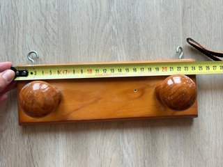Colgador de madera con 2 pomos