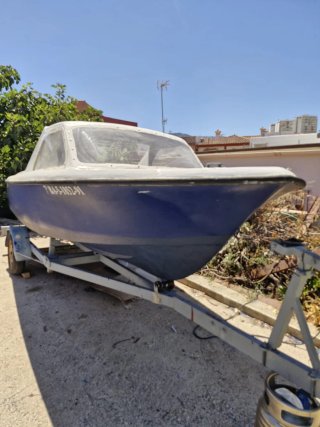 Barco con motor y remolque