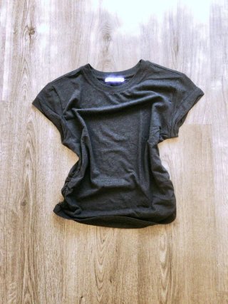 Top gris oscuro ajustado