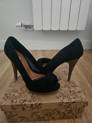 Zapatos de tacón Zara negros
