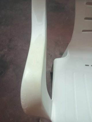 Silla de plástico blanca para exterior