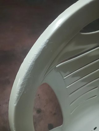 Silla de plástico blanca para exterior