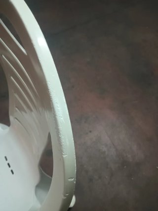 Silla de plástico blanca para exterior