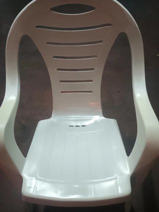 Silla de plástico blanca para exterior