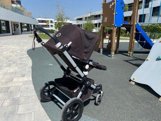 Carrito de bebé negro