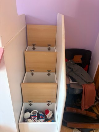 Cama Casita Infantil con Escaleras y Juguetero.