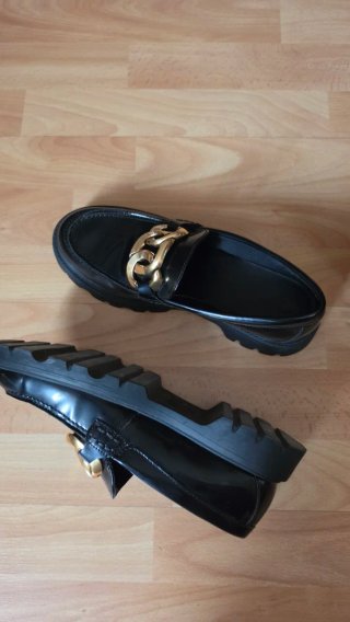 Mocasines Mango mujer negros con cadena dorada