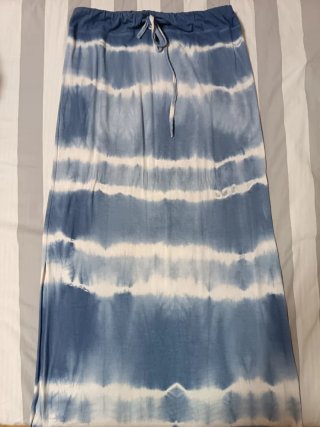 Falda midi tie-dye azul y blanca