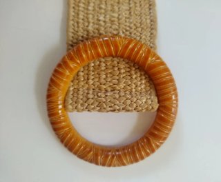 Cintura beige simil paglia con fibbia rotonda