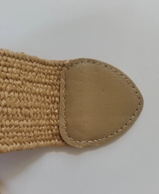 Cintura beige simil paglia con fibbia rotonda