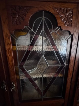 Mueble antiguo madera castaño vitrina y rejilla