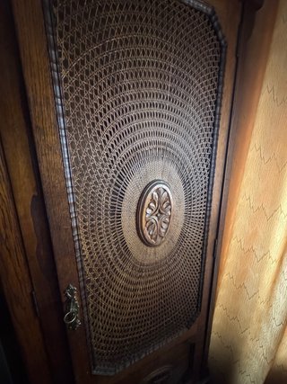 Mueble antiguo madera castaño vitrina y rejilla