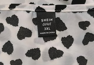 Blusa Shein Curve Estampada Corazones