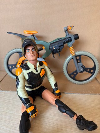 Muñeco Action Man con Bicicleta