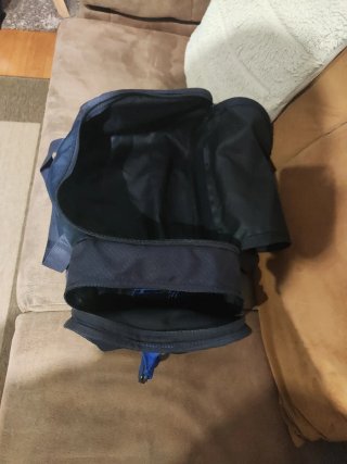 Mochila Kipsta Negra y Azul