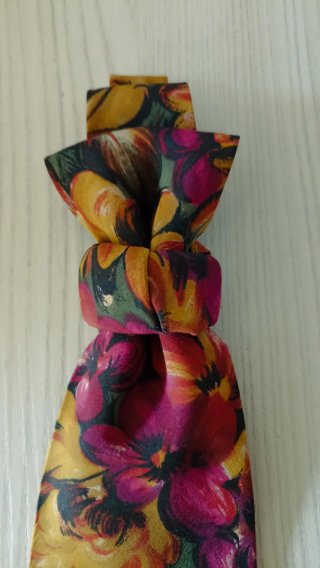 Cravatta gioiello vintage floreale in seta