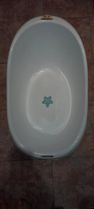 Bañera blanca de bebe con adaptador y desagüe