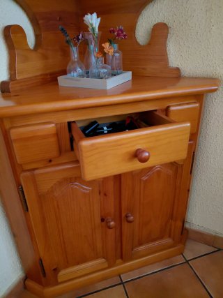 Urge rinconera de pino macizo con vitrina