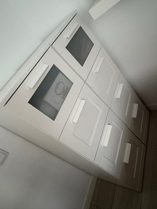 Cómoda blanca de madera con vidrio .