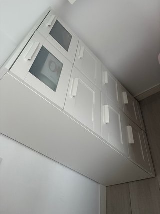 Cómoda blanca de madera con vidrio .