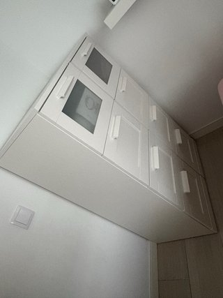 Cómoda blanca de madera con vidrio .