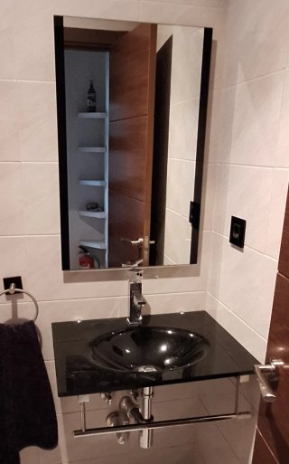 Mueble de baño negro y blanco