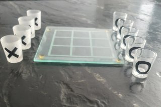 Juego de mesa con vasos de chupito