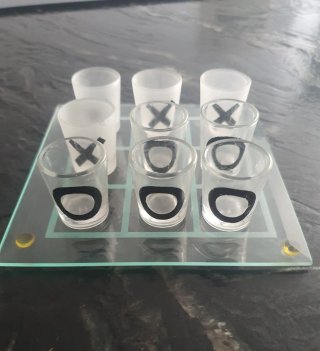 Juego de mesa con vasos de chupito