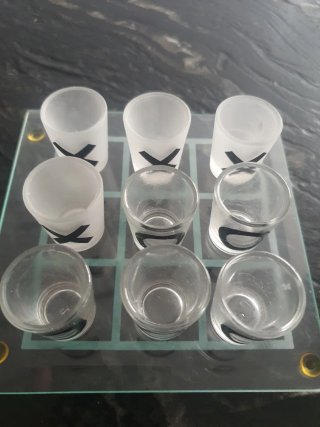 Juego de mesa con vasos de chupito