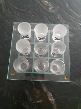 Juego de mesa con vasos de chupito