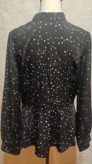 Blusa negra con estampado de estrellas