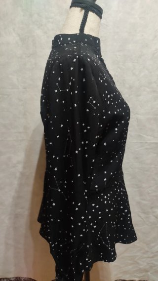 Blusa negra con estampado de estrellas