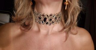 Elegante choker dorato con specchietti