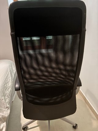 Silla de oficina negra y plateada