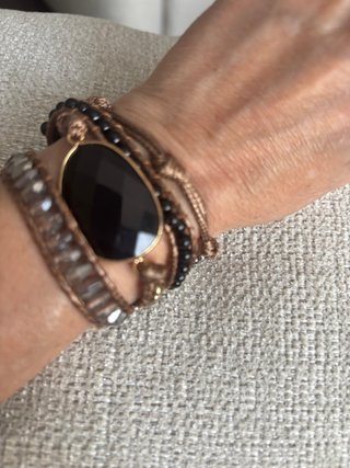 Pulsera envolvente con piedra negra natural.